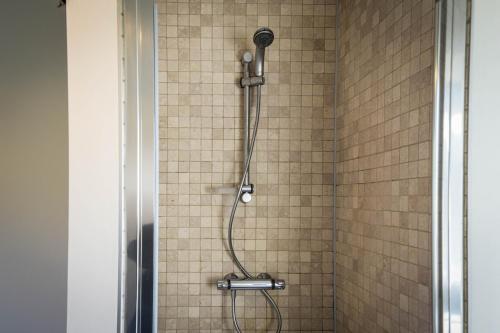 伊普尔沃尔曼公寓的浴室内配有淋浴和头顶淋浴
