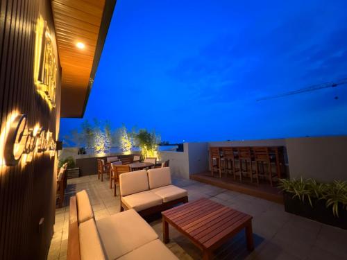 安吉利斯CozyNest - Modern 1 Bedroom Gem Luxury Smart Unit的餐厅内带蓝色灯光的屋顶露台
