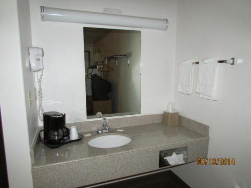 格林里弗Western Inn - Green River的一间带水槽和镜子的浴室