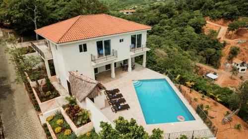 南圣胡安Seaside Serenity at Casa Cala Azul home的享有带游泳池的房屋的空中景致