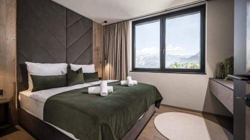 奇勒谷地哈特Panorama Eagle Lodge的一间卧室配有一张大床和两条毛巾