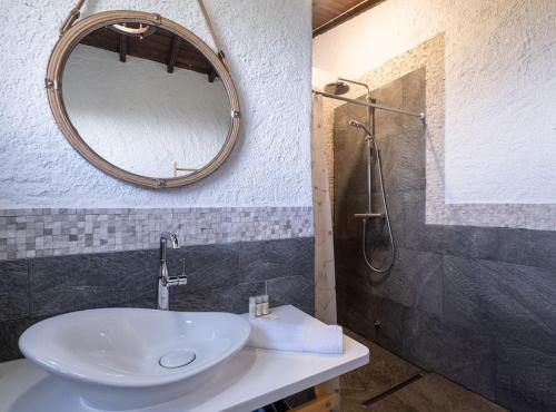 Feteira GrandeOcean View - Nordeste的一间带水槽、镜子和淋浴的浴室