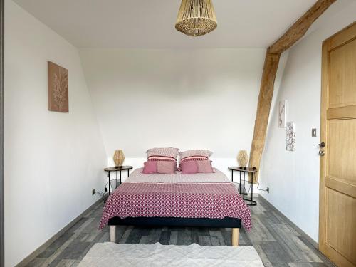 AuneuilRoom in Guest room - bed and breakfast in the countryside near Beauvais airport的白色卧室配有带粉红色枕头的床