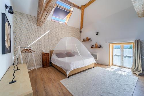 FrontonasCosy Room's的一间卧室配有一张带蚊帐的床