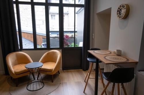 尚贝里L'instant léger - Centre ville的配有椅子和桌子的房间以及窗户