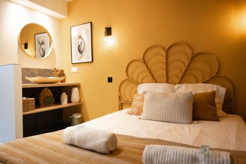 尚贝里L'instant léger - Centre ville的一间卧室配有一张大床和大型木制床头板