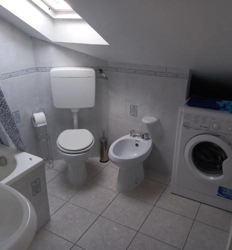 卡斯特尔迪拉马Romano's House的浴室配有卫生间、盥洗盆和洗衣机。