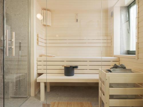 塞巴特阿尔贝克OSTKÜSTE - Villa Steigel Design Apartments的一间带水槽和淋浴的浴室