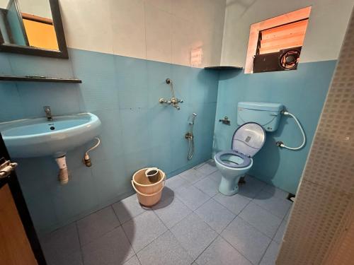 巴加Hotel Salty Waves Baga的一间带卫生间和水槽的浴室