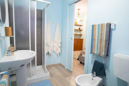 阿罗纳Baby Art Apartment的一间带水槽、淋浴和卫生间的浴室