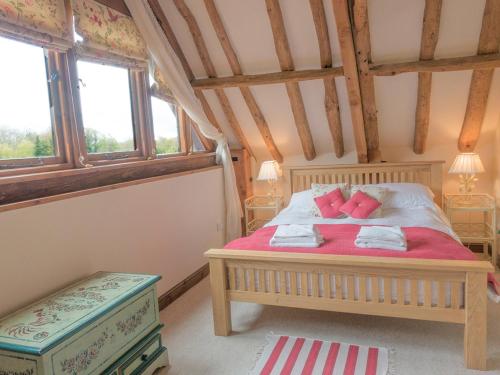 WalpoleHenrys Barn - Ukc3168的一间卧室配有带粉红色枕头的床。