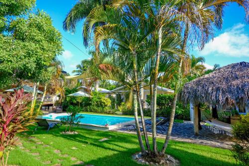 拉斯特拉纳斯Hotel Enjoy的一个带游泳池和棕榈树的度假庭院
