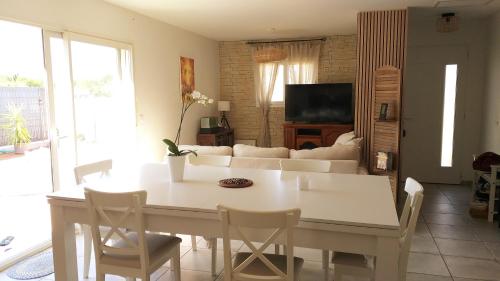 Pézilla-la-RivièreChambre dans maison, près de la mer, de l'Espagne, des Montagnes的客厅配有白色桌子和沙发