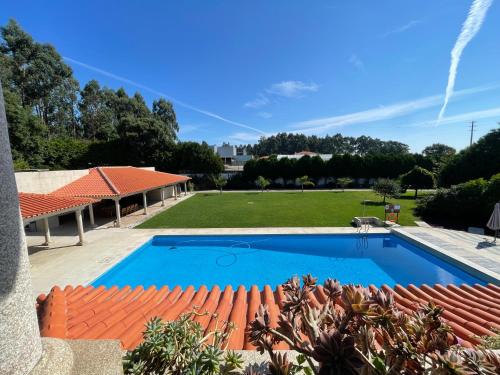 VilelaCasa de Lamaçais的一个带花园的庭院内的大型游泳池