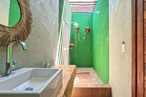 日若卡-迪热里科阿科阿拉Casa em Jijoca de Jericoacoara por Carpediem的一间带水槽和绿色墙壁的浴室