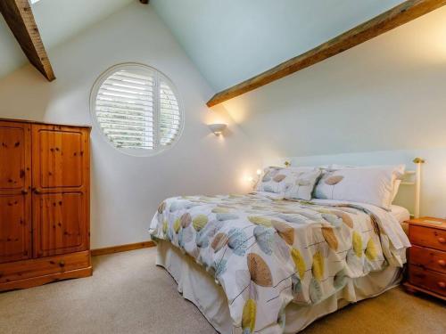 克努斯福德Charming 2-Bed Cottage Beautiful Views Knutsford的一间卧室设有一张床和一个窗口