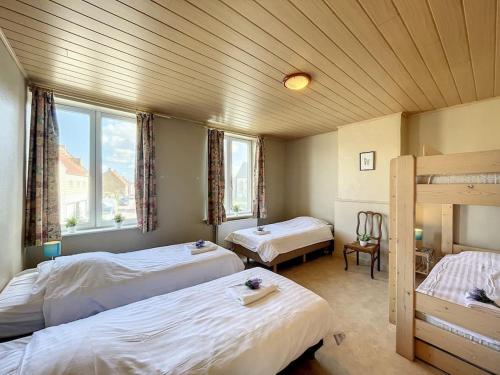 米德尔克尔克Holiday Home Sungarden的一间卧室设有两张床和窗户。