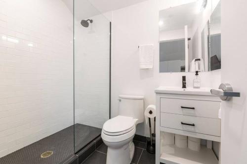 奥克兰Luxury Apartment in West Oakland - Near Downtown的白色的浴室设有卫生间和淋浴。