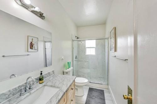 伯克利Best Location 3BR by UCBerkeley的带淋浴、盥洗盆和卫生间的浴室