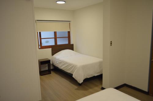 奇廉Hotel Rukalaf的一间小卧室,配有床和窗户