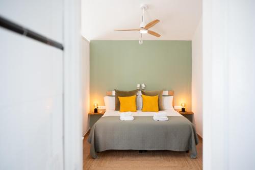 下布雷尼亚Casa El Drago 2的一间卧室配有一张带黄色枕头的大床