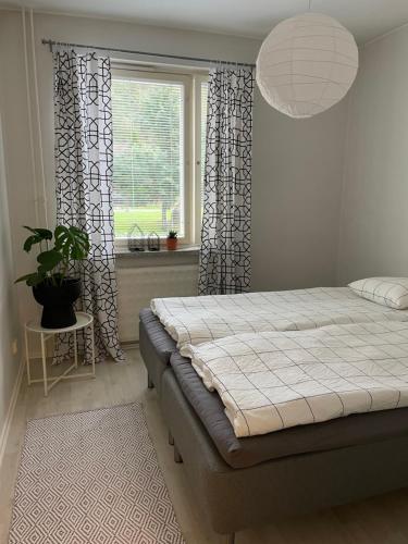 于韦斯屈莱Harju Apartment的一间卧室设有一张大床和一个窗户。