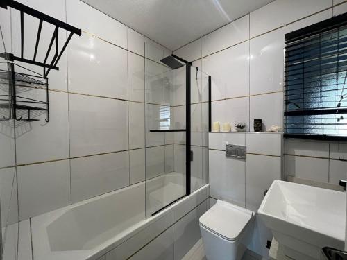 鲁德普特Royal Retreat的带浴缸、卫生间和盥洗盆的浴室