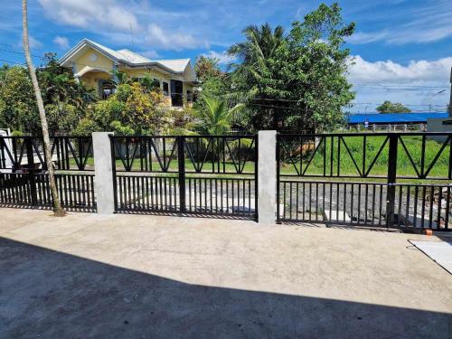 独鲁万Waray WaRaE Haven的房屋前的黑色围栏