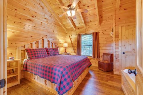 加特林堡Journey's End的小木屋内一间卧室,配有一张床