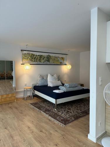 埃森Lofts V26的一间卧室配有一张带蓝色床单和枕头的床。