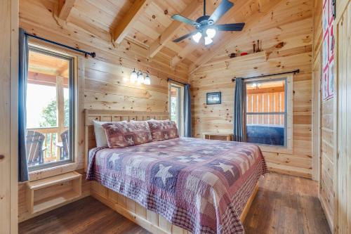 加特林堡Life's A Bear的一间卧室配有一张床和吊扇