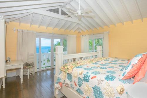 桑迪湾Casa Afortunada - 2 bedrooms的一间卧室配有一张床和吊扇