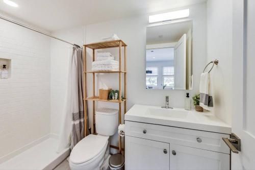 奥克兰Private Luxury Studio in Lake Merritt的白色的浴室设有卫生间和水槽。