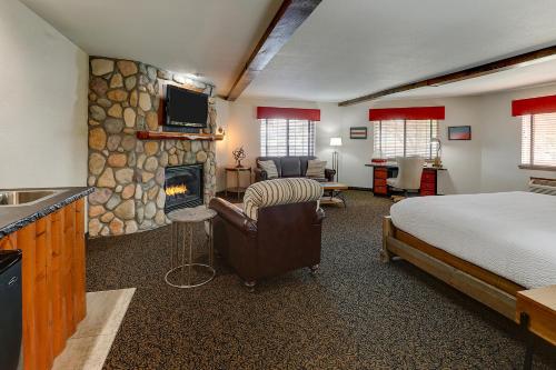 皮奥里亚Stoney Creek Hotel Peoria的酒店客房配有一张床和一个壁炉。