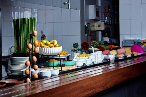 阿比让Ibis Styles Abidjan Marcory的自助餐,包括一碗水果和其他食物