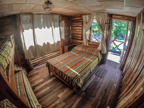 Vacas GalindoWillka Eco Farm Intag的小木屋内一间卧室的空中景观