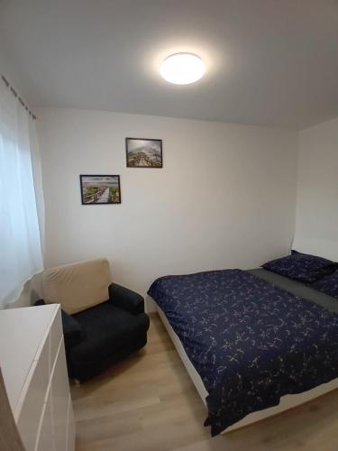 利贝雷茨Nový byt Liberec 30的一间小卧室,配有一张床和一把椅子