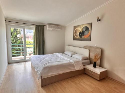 安塔利亚Magic mountain villas的一间卧室设有一张床和一个大窗户