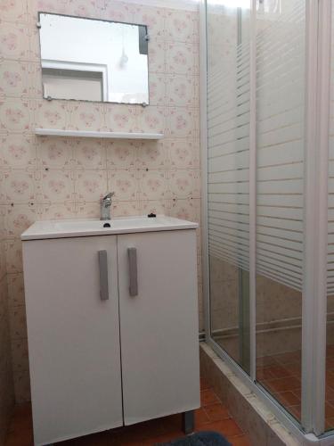 哥西尔LE RELAIS DES 4 b-SAISONNIER的一间带水槽和镜子的浴室