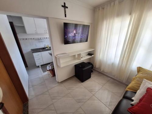 新文达移民镇Apartamento Venda Nova do Imigrante的一间带电视和沙发的小客厅