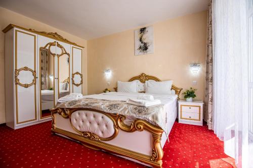 波亚纳布拉索夫Artemis Villa的卧室配有一张白色大床和镜子