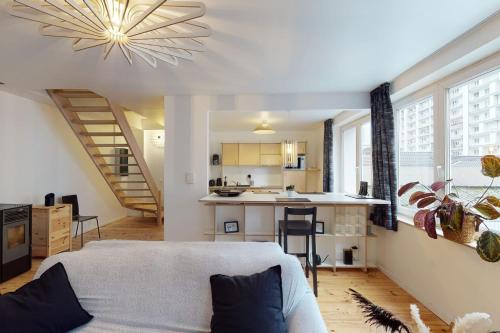 列日Quai Saint-Leonard - La Renommée liege的带一张床的客房和一间带楼梯的厨房
