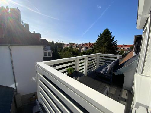 爱尔福特M.C. Apartment Erfurt Südpark的大楼顶部带长凳的阳台