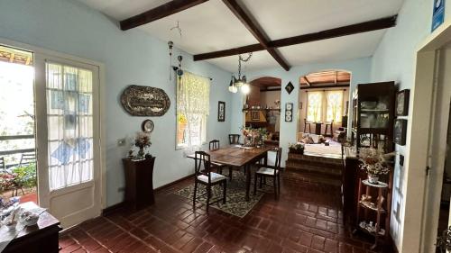 迈里波朗Refúgio Pasárgada Guest House的一间带桌子的客厅和一间餐厅