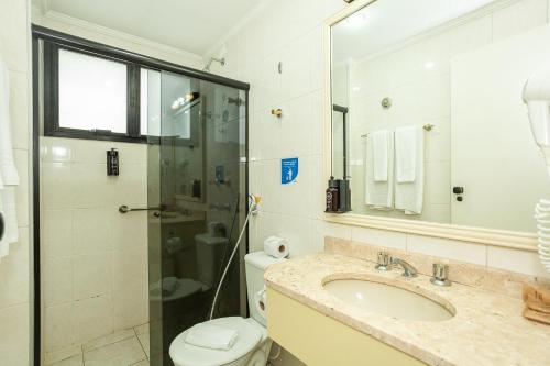 容迪亚伊圣查尔斯旅游旅馆的一间带水槽、卫生间和淋浴的浴室