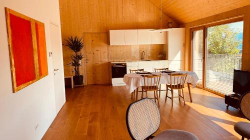 因斯布鲁克Blickfang Tirol的厨房以及带桌椅的用餐室。