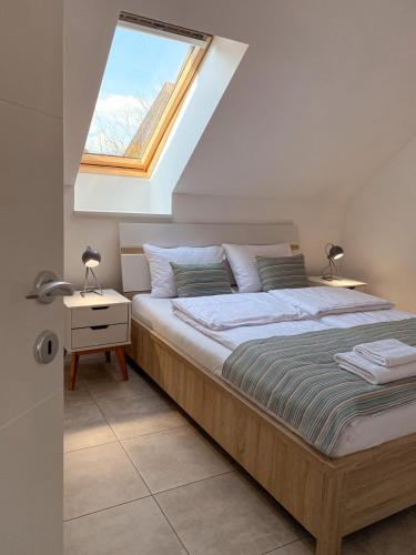 戈雷尼斯卡地区采尔克列The View 22的一间卧室配有一张带天窗的大床