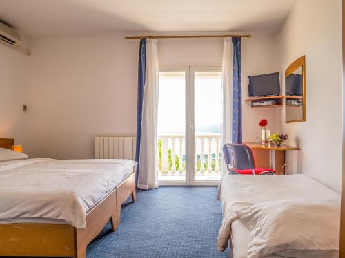 卡斯塔夫Villa Mira的酒店客房设有两张床和窗户。