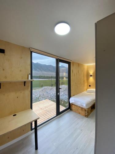 SatyPanorama Glamping的一间卧室设有一张床和一个大窗户