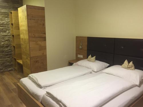 约伊斯施耐芬霍夫宾馆的配有白色床单的客房内的两张床